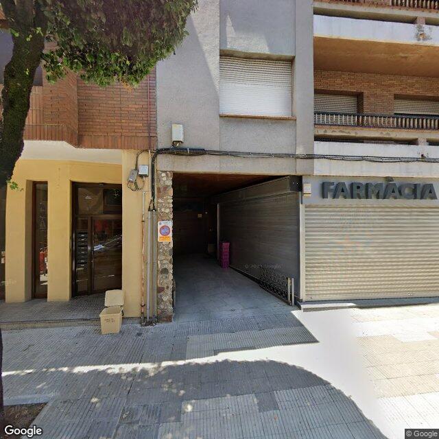 Street view near Farmàcia Anna Barfull Font in Barcelona