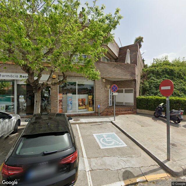 Street view near Farmàcia Bernal Piñol, Carlota in Barcelona