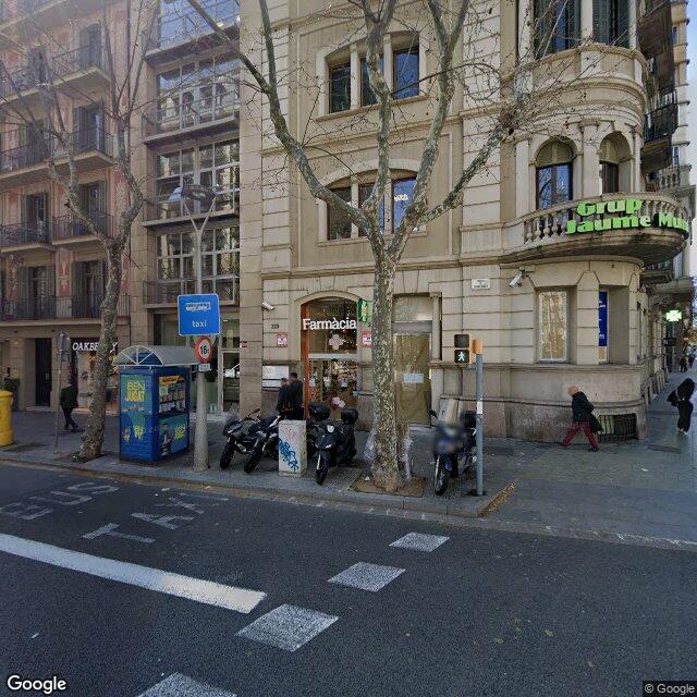 Street view near Farmàcia Cases Perera, Mariona in Barcelona
