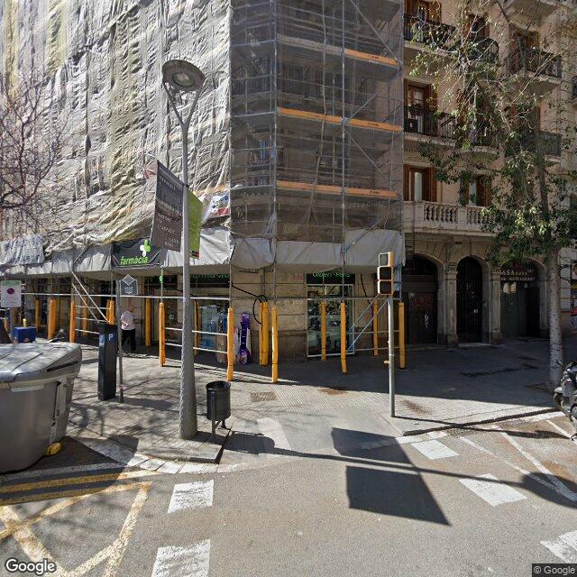 Street view near Farmàcia Gibert, M. Dolors - París, Sílvia in Barcelona