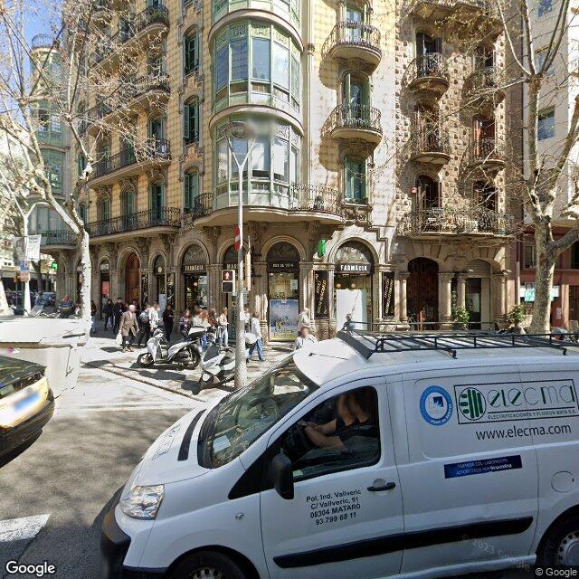 Street view near Farmàcia Mariné Ballell, Mireia in Barcelona