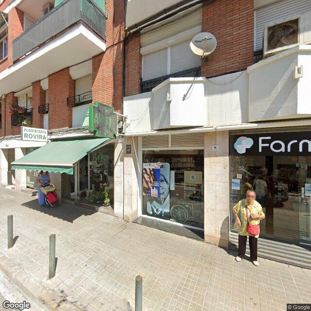 Street view near Farmàcia Massagué in Barcelona