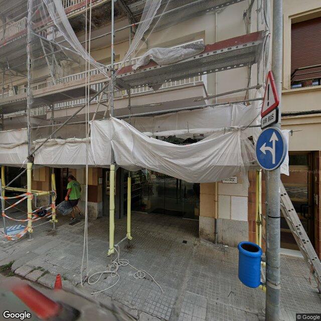 Street view near Farmàcia Pérez Bravo in Barcelona