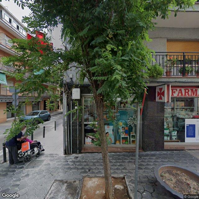 Street view near Farmàcia Pérez Urpina, M. Dolors in Barcelona