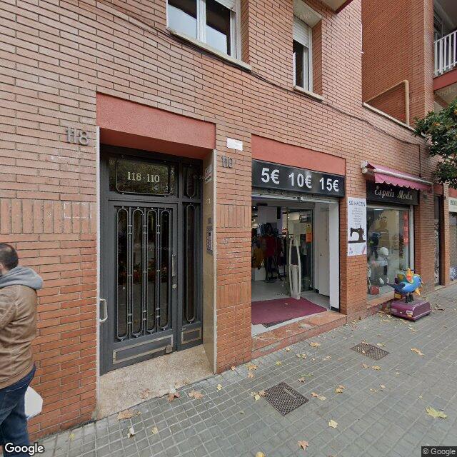 Street view near Farmàcia Peris Grau, Joaquim in Barcelona
