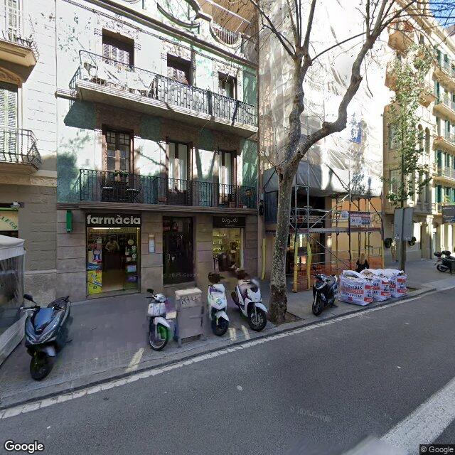 Street view near Farmàcia Roca Tugas, Domènec in Barcelona
