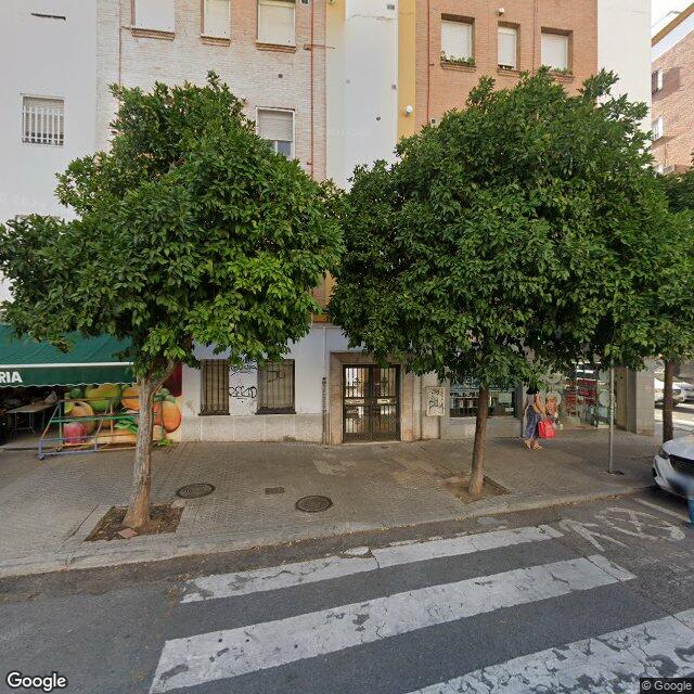 Street view near Farmacia Acuña in Sevilla (nervión)