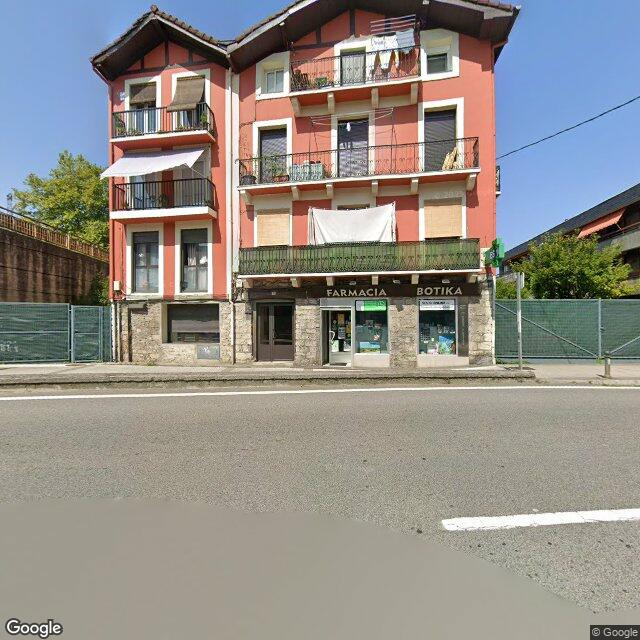 Street view near Farmacia Almajano in Hondarribia