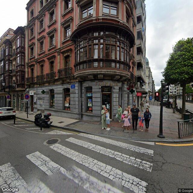 Street view near Farmacia Arroyo in Oviedo / Uviéu