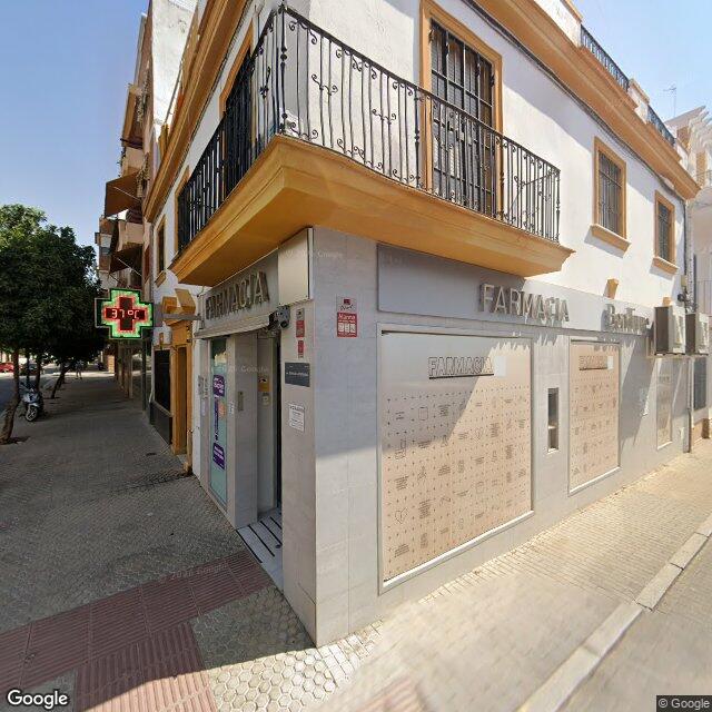 Street view near Farmacia Benlliure in Sevilla
