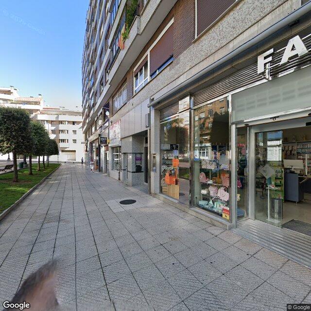 Street view near Farmacia Carlos Alonso Castellano in Oviedo / Uviéu