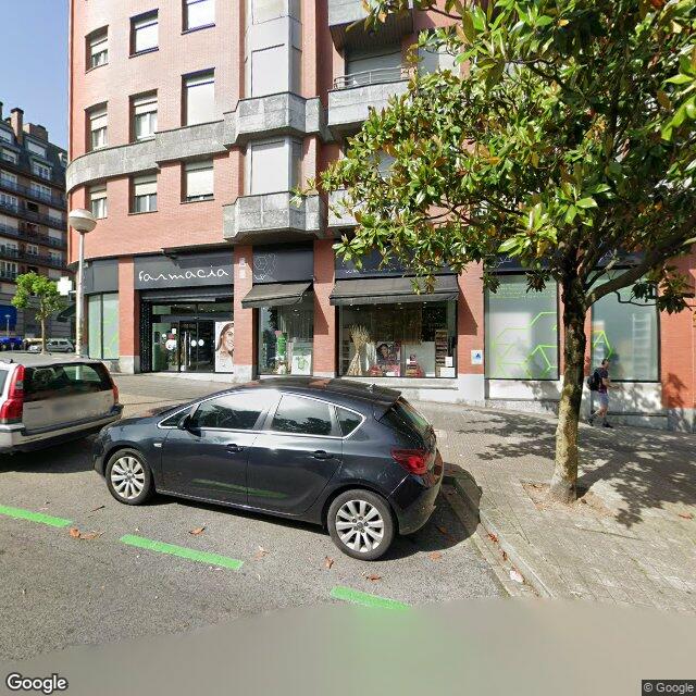 Street view near Farmacia in Spain