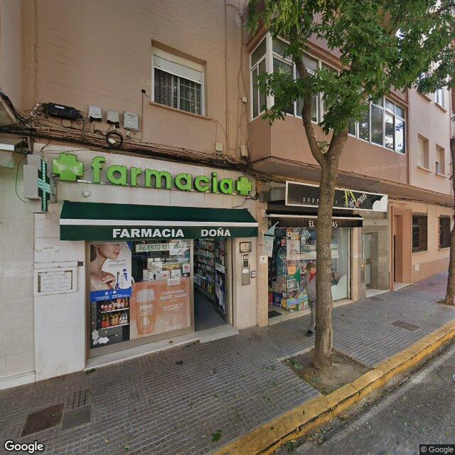 Street view near Farmacia Doña in Cádiz