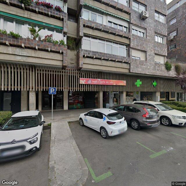 Street view near Farmacia Doctor Laguna in Madrid