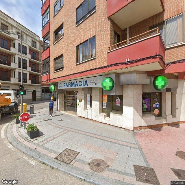 Street view near Farmacia El Puente in Medina del Campo