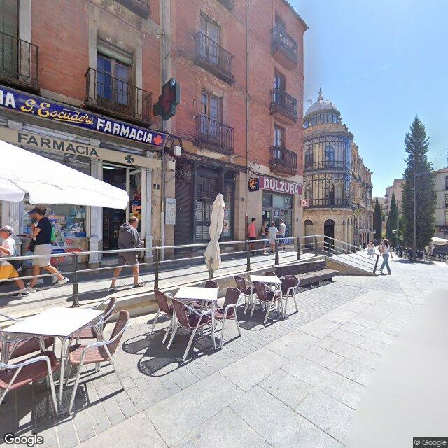 Street view near Farmacia Escudero in Salamanca
