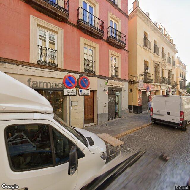 Street view near Farmacia Esperanza Pérez López in Sevilla (centro)