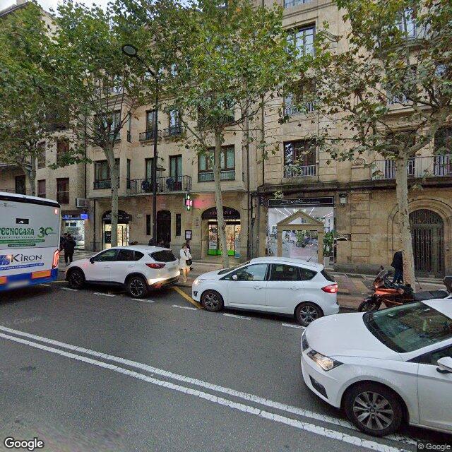Street view near Farmacia Eugenio Yague in Salamanca