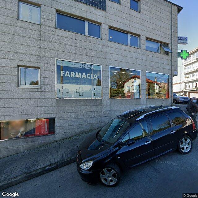 Street view near Farmacia in Spain