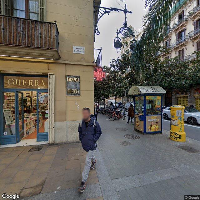 Street view near Farmacia Guerra in Barcelona