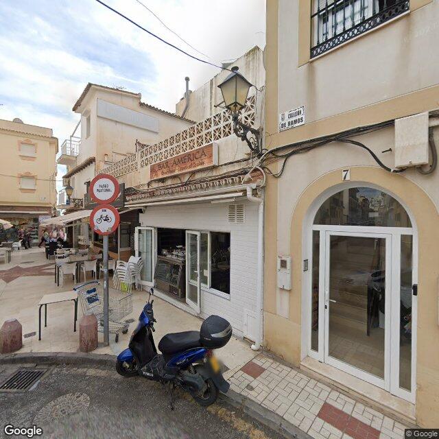Street view near Farmacia La Carihuela in Torremolinos