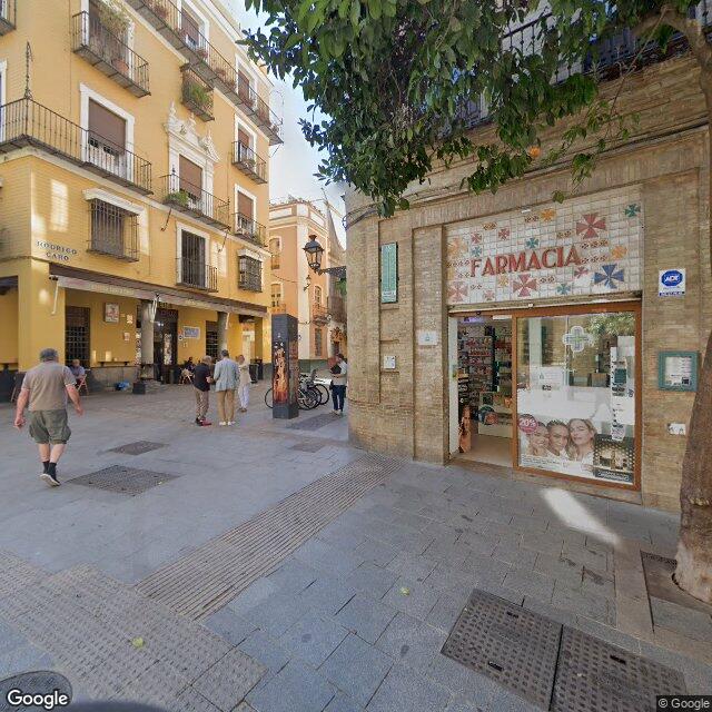 Street view near Farmacia La Giralda in Sevilla (centro)