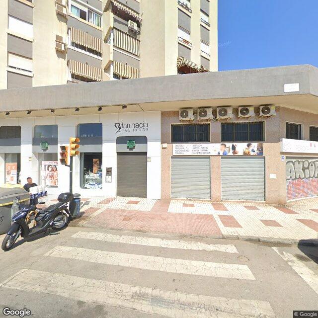 Street view near Farmacia Labrador in Málaga