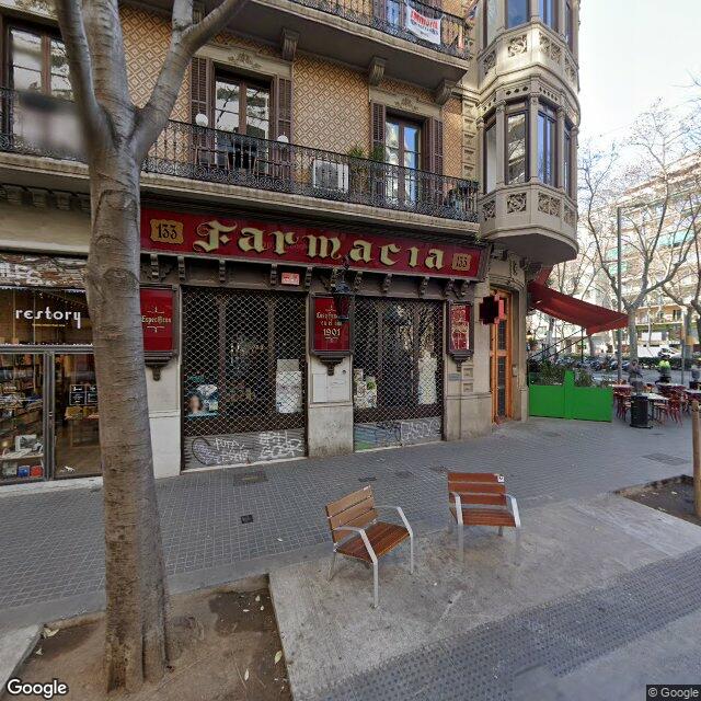 Street view near Farmacia Madroñal in Barcelona