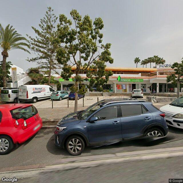 Street view near Farmacia Magma in Playa de las Américas
