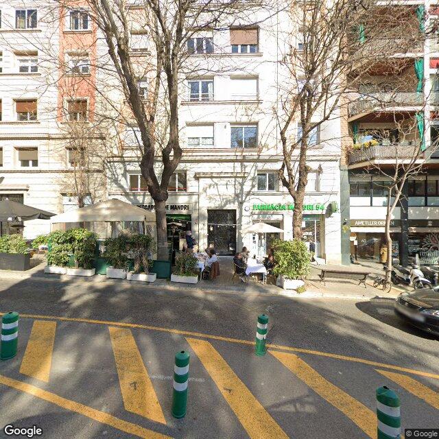 Street view near Farmacia Mandri in Barcelona