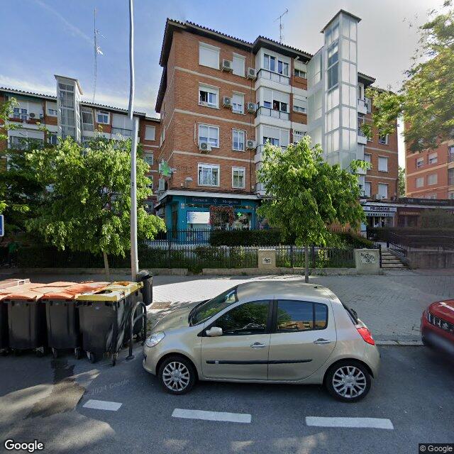 Street view near Farmacia Margarita in Madrid