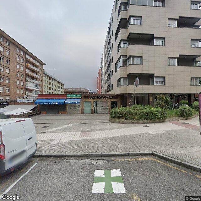 Street view near Farmacia Núñez Villar in Oviedo/Uviéu