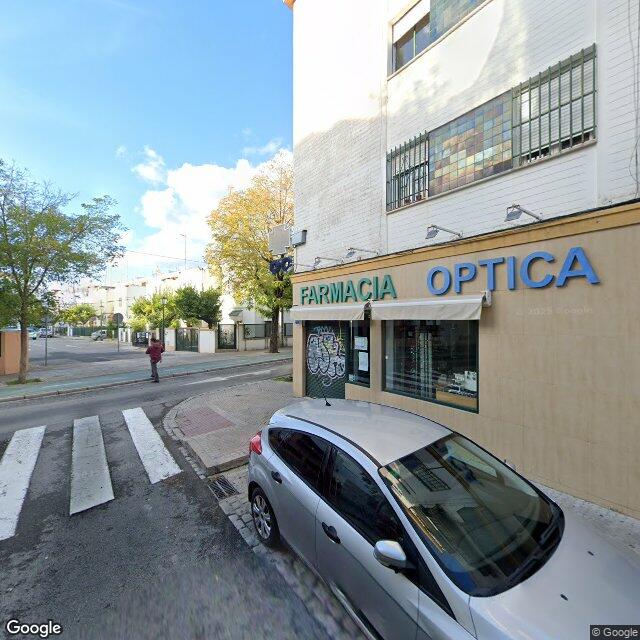Street view near Farmacia Navarro Mariscal in Sevilla