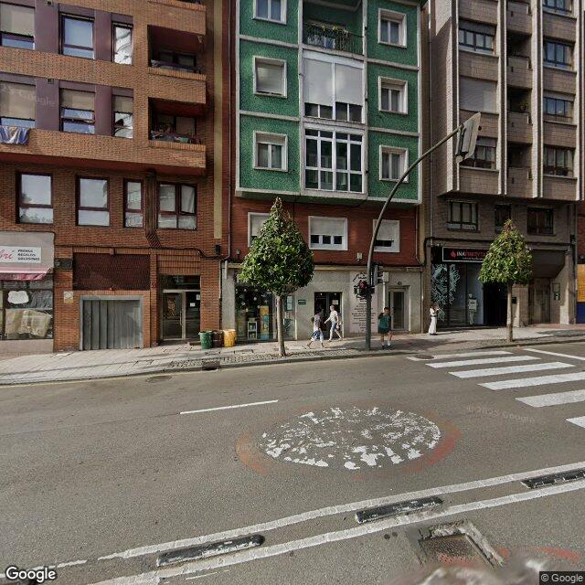 Street view near Farmacia Navas Vázquez in Oviedo / Uviéu