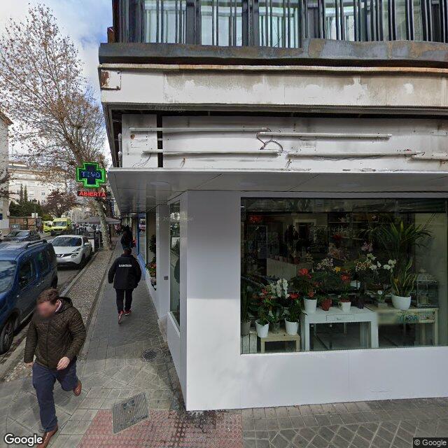 Street view near Farmacia Nestares in Granada