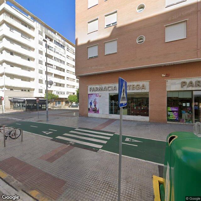 Street view near Farmacia Ortega in Cádiz