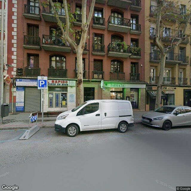 Street view near Farmacia Puelles in Madrid