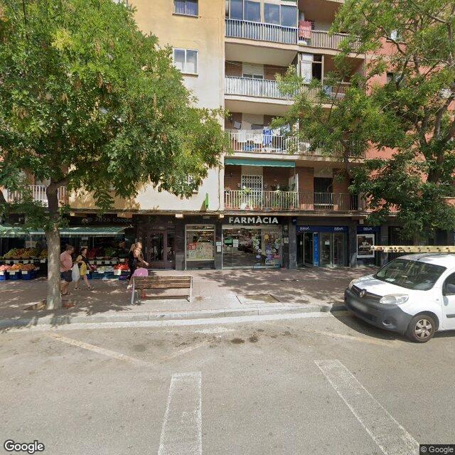 Street view near Farmacia Ribot in Barcelona