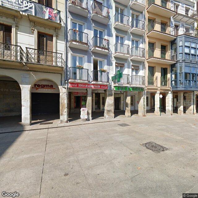 Street view near Farmacia Ruiz Bacaicoa in Pamplona / Iruña