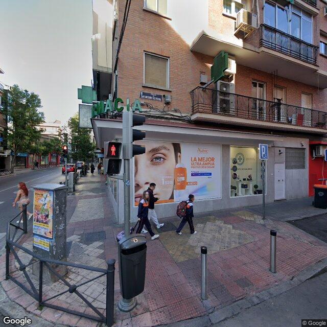 Street view near Farmacia Serrano in Madrid