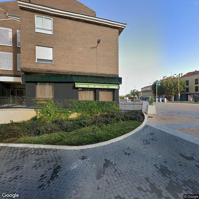 Street view near Farmacia Tejares in Salamanca