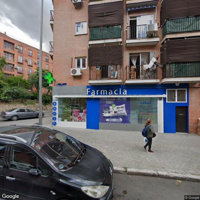 Street view near La Botica De Entrevías in Madrid