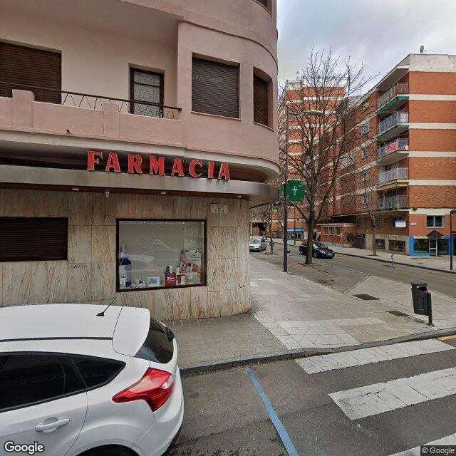 Street view near La Farmacia Violeta in Zamora